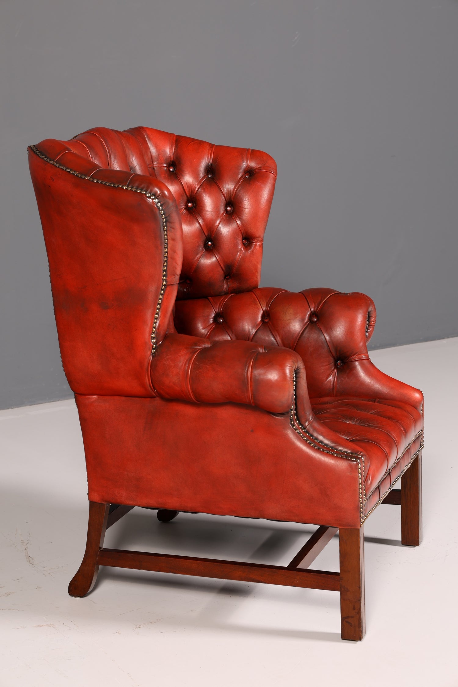 Fauteuil à oreilles Chesterfield original avec repose-pieds en cuir véritable, fauteuil anglais pour homme, fauteuil en cuir, antique et vintage