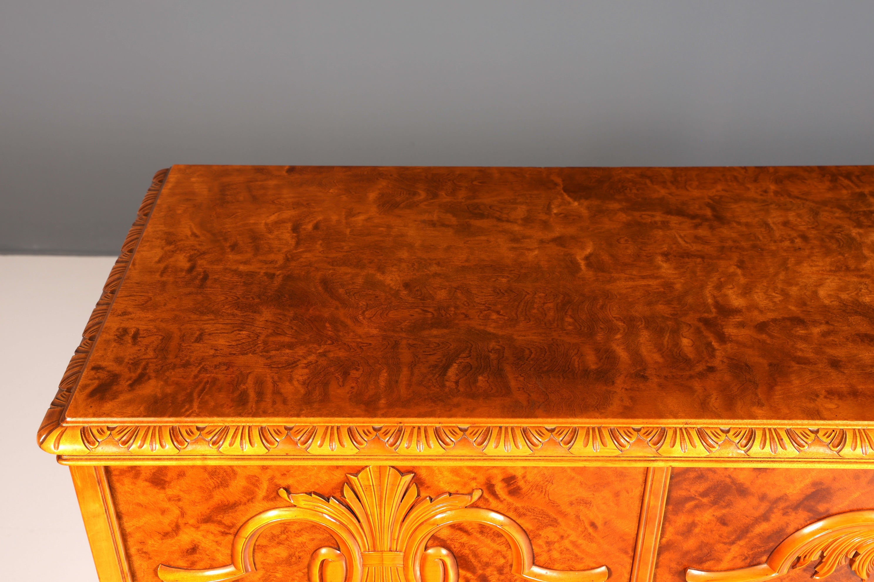 Meuble Chippendale onirique, buffet haut de style baroque, commode ancienne des années 50/60