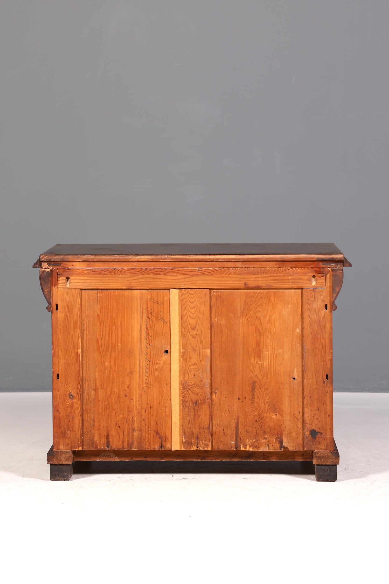 Commode élégante de style Louis-Philippe, en noyer, datant de la fin du XIXe siècle (Gründerzeit), vers 1880.