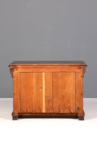 Commode élégante de style Louis-Philippe, en noyer, datant de la fin du XIXe siècle (Gründerzeit), vers 1880.