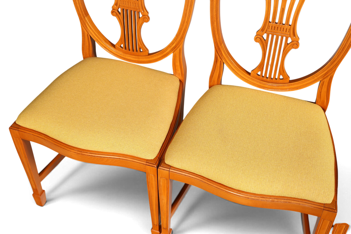Hauptstadt Möblerei Set aus zwei englischen Regency Stühlen mit hellem Holz und gelb gepolsterten Sitzflächen