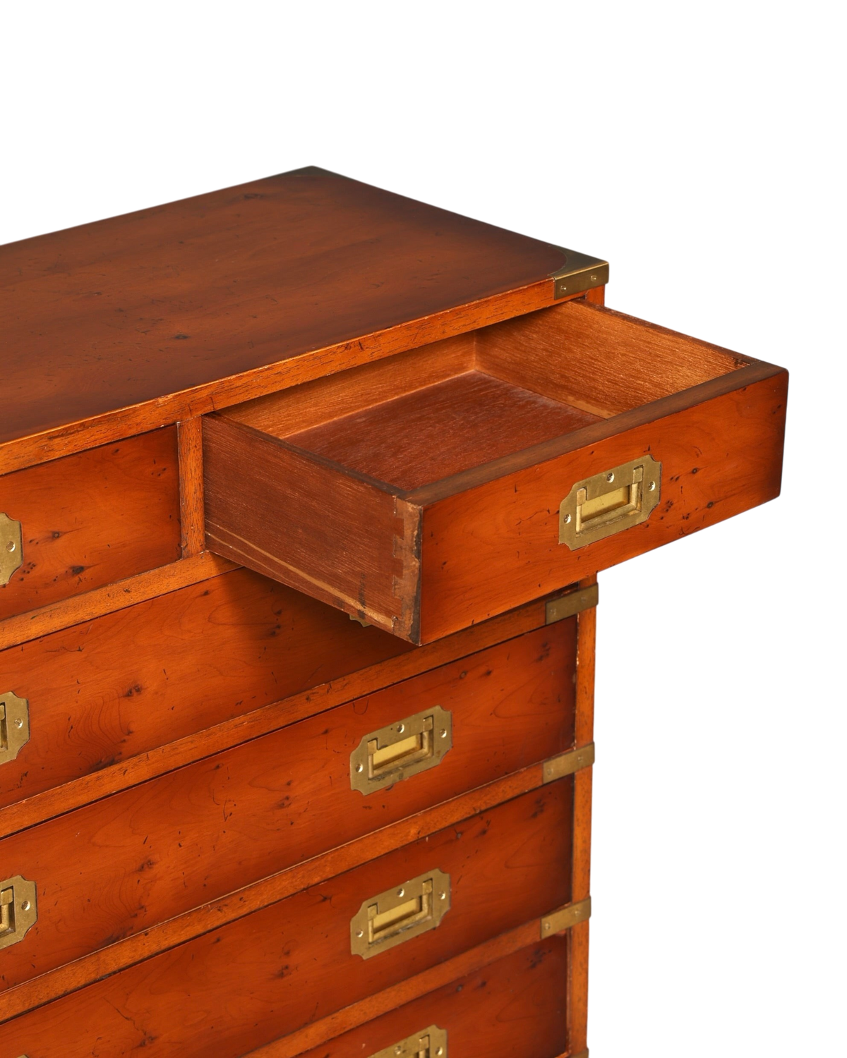 Hauptstadt Möblerei Kommode aus Holz im Kolonialstil mit Messingbeschlägen und einer ausgezogenen Schublade