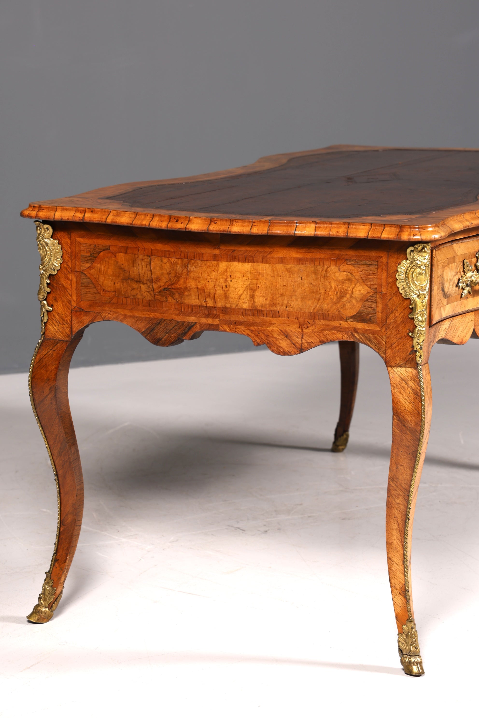 Bureau Louis XV original et majestueux de 1780, bureau plat français en cuir véritable, bureau de bureau ancien