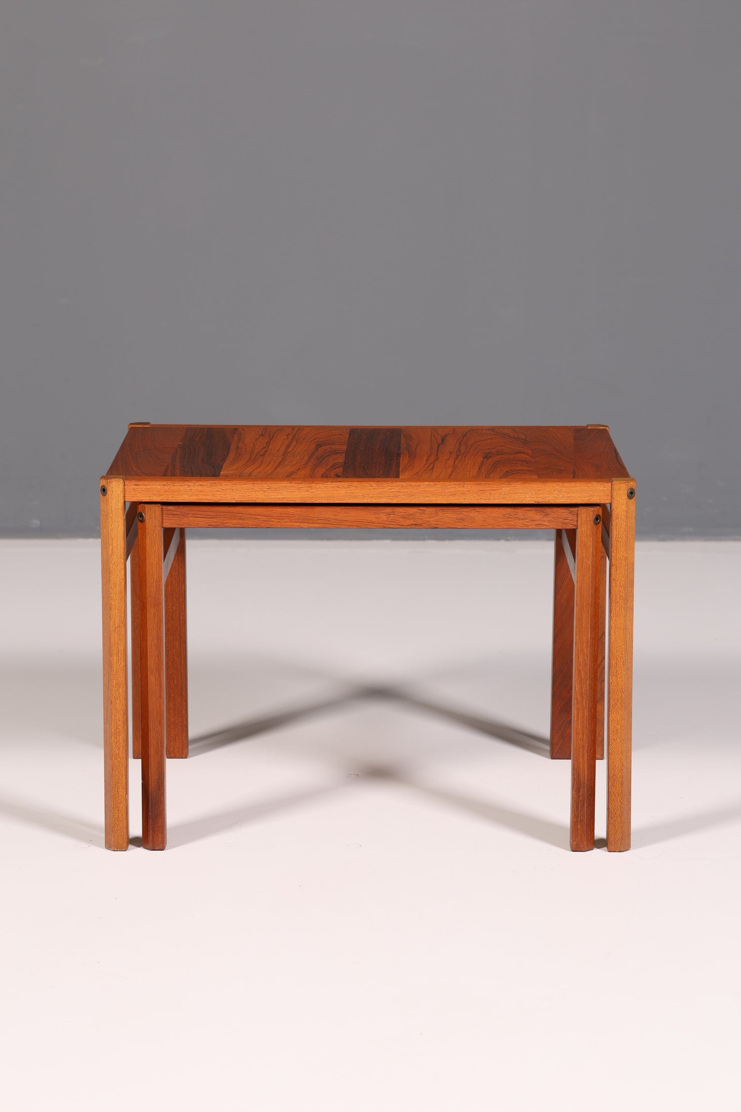 Ensemble de tables d’appoint Filigranes Mid-Century, 2 pièces : table basse, table de rangement et tables gigognes vintage