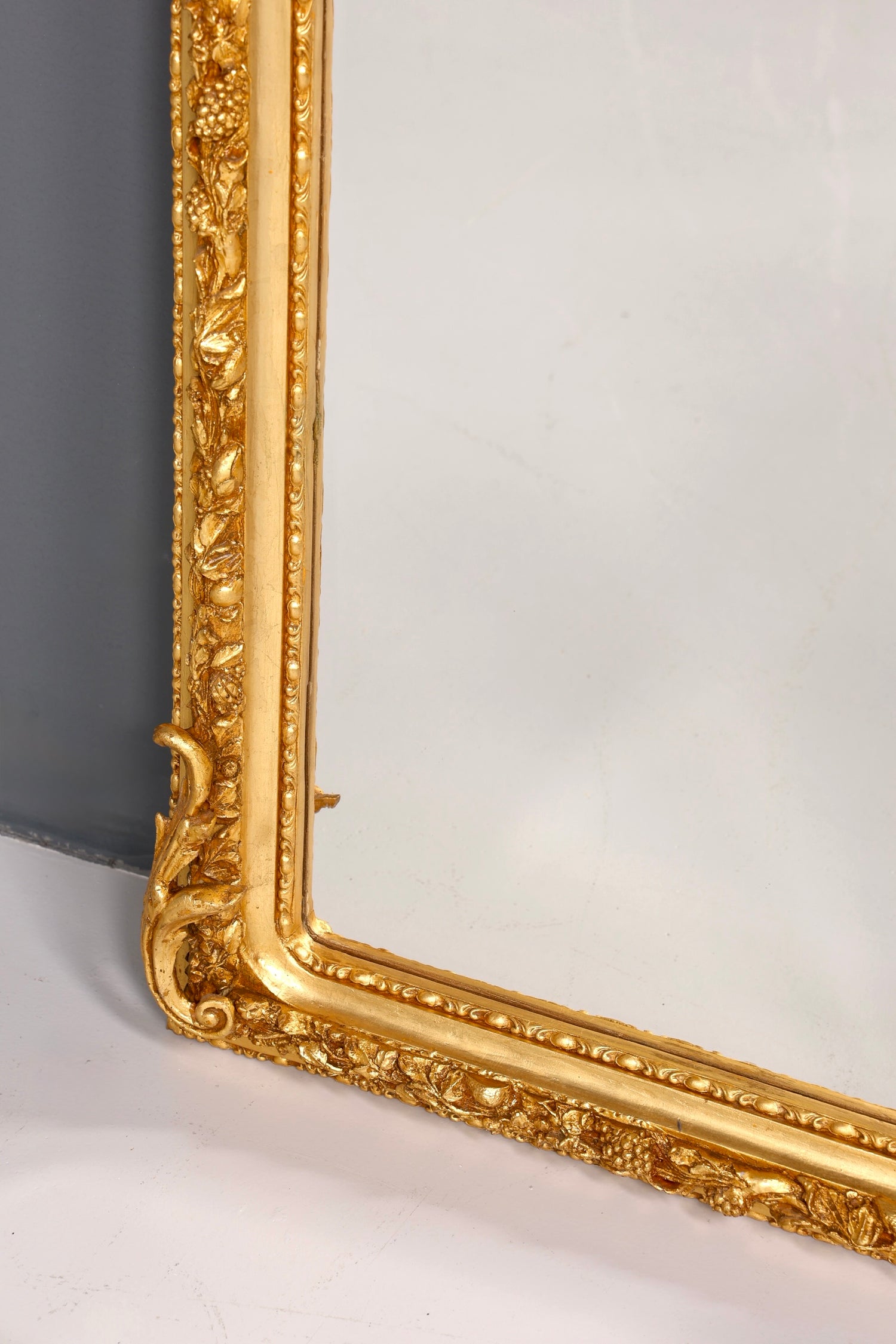 Magnifique miroir sur pied de style baroque orné, style antique, ornement doré, miroir de couloir