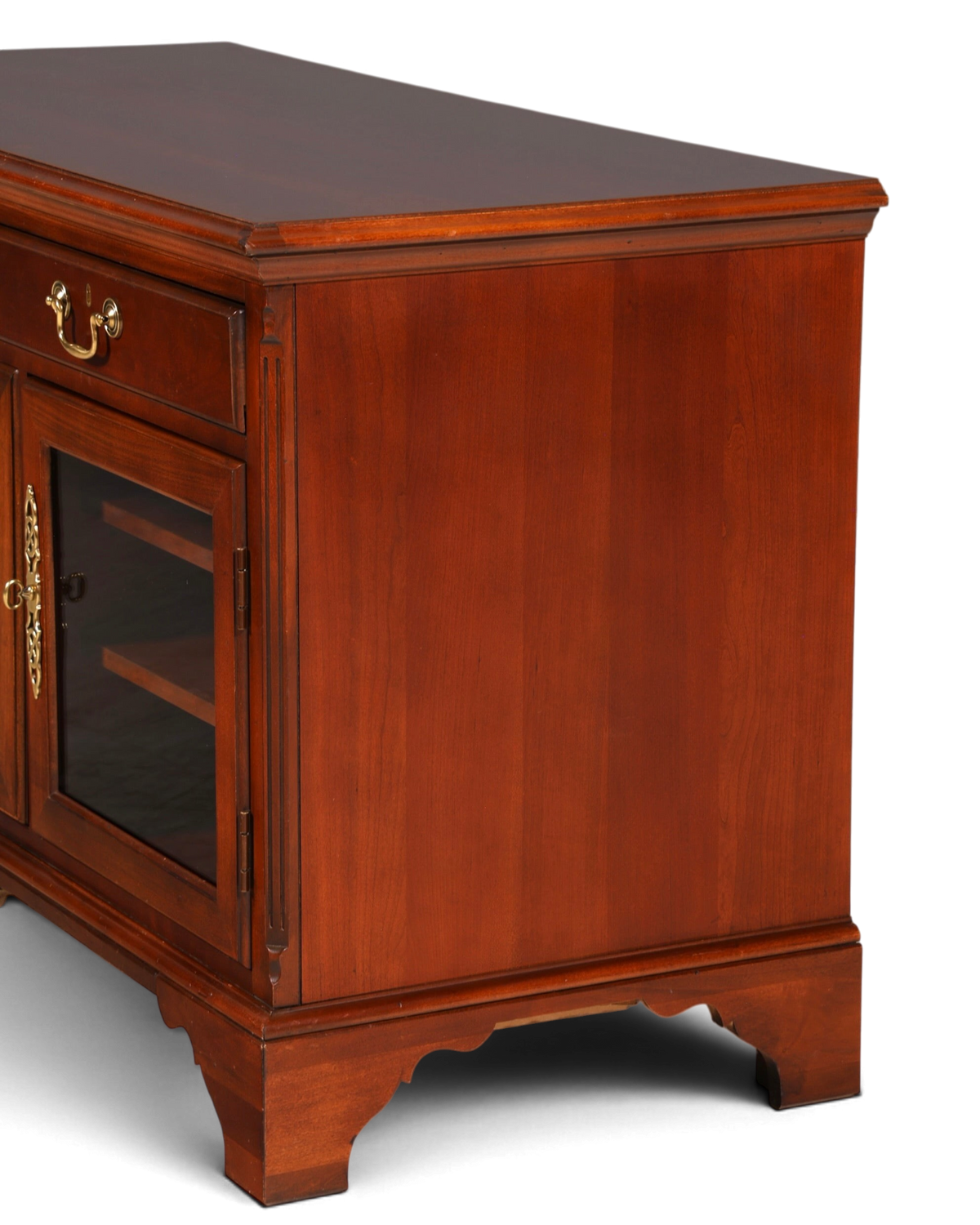 Hauptstadt Möblerei H868 Sideboard aus dunklem Holz mit Glasfront und Messingbeschlägen