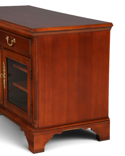 Hauptstadt Möblerei H868 Sideboard aus dunklem Holz mit Glasfront und Messingbeschlägen