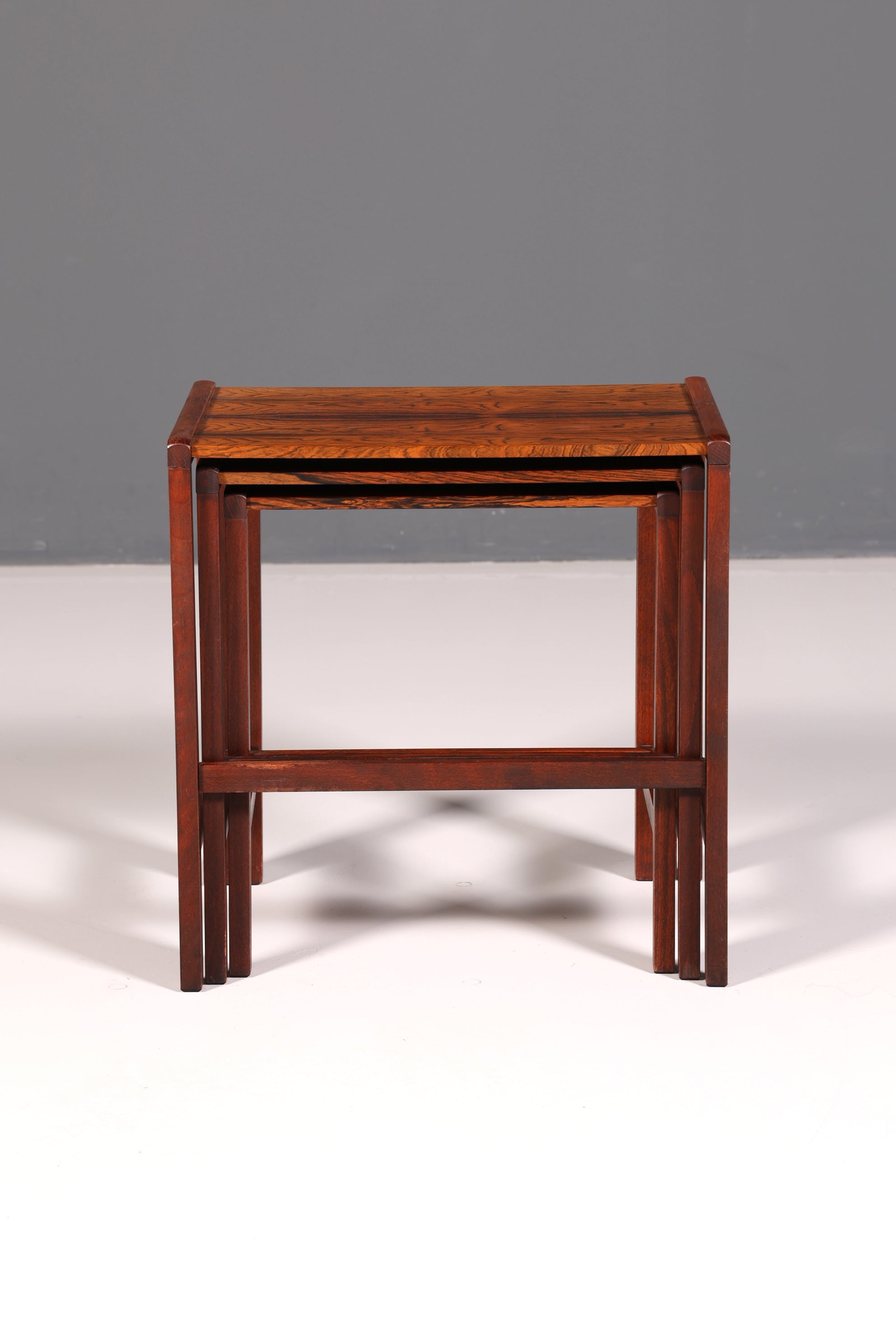 Ensemble de tables Filigranes du milieu du siècle, tables basses en palissandre, lot de 3 tables gigognes vintage, tables d’appoint découpées au laser