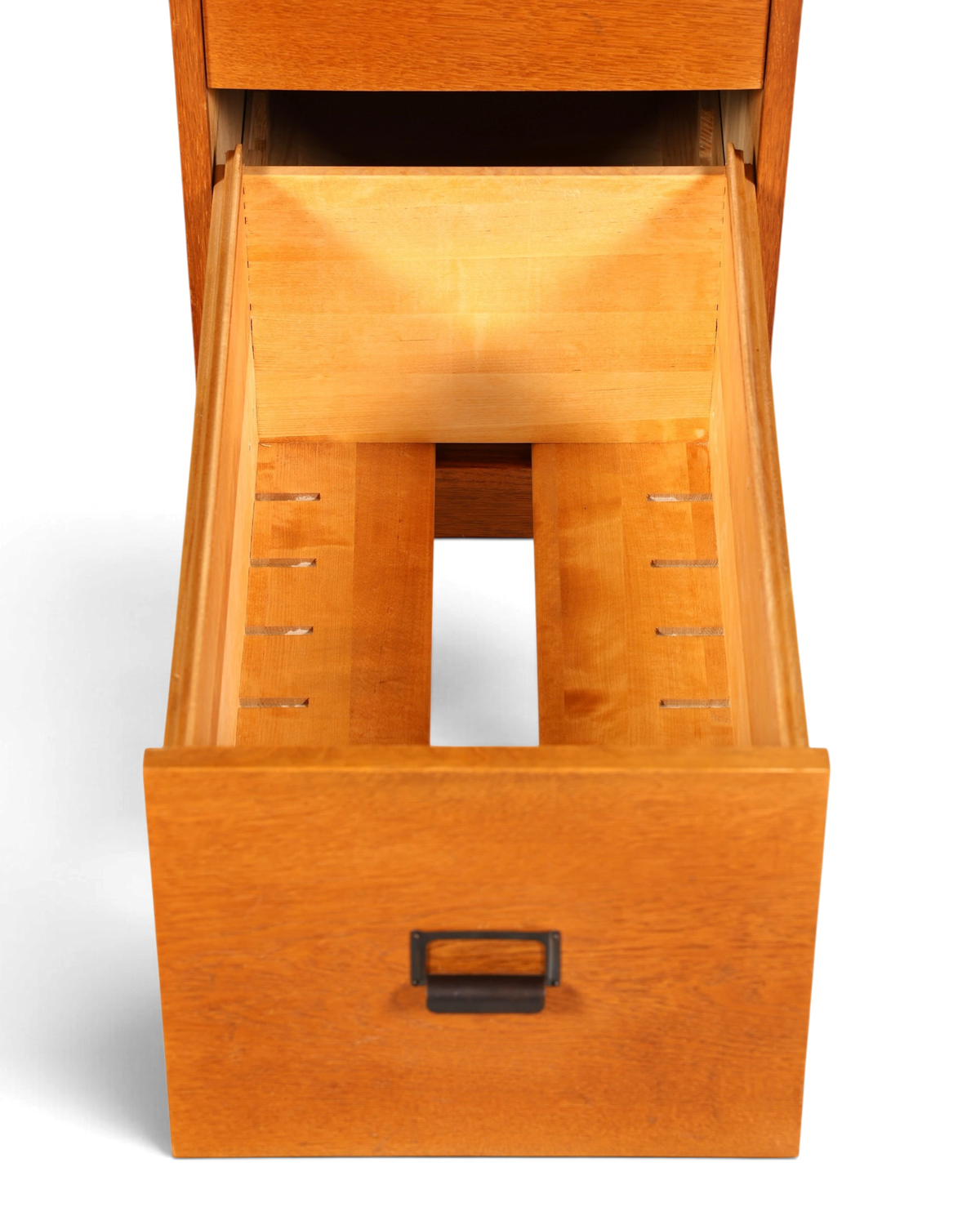 Hauptstadt Möblerei Mid Century Aktenschrank aus massivem Holz mit offener Schublade und schwarzem Metallgriff