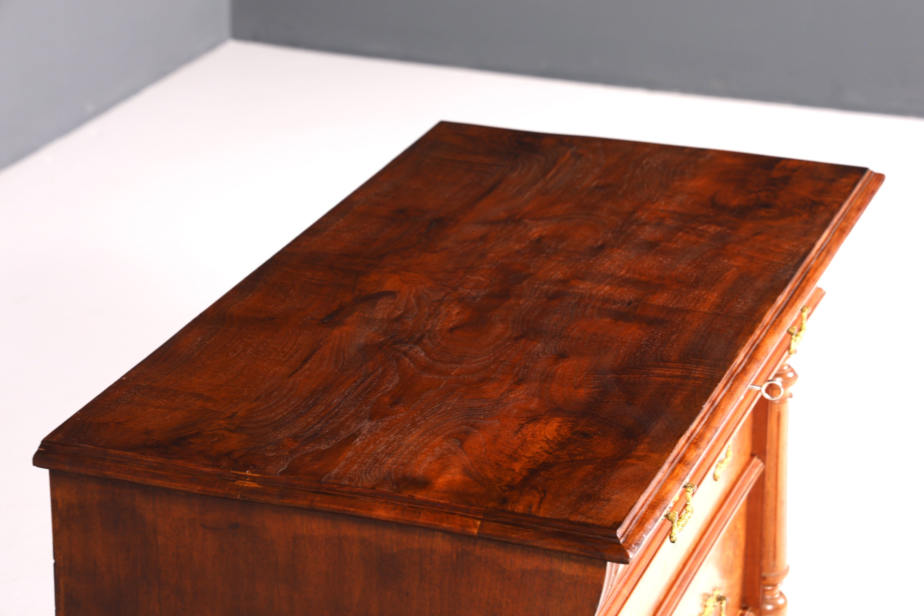 Magnifique commode/buffet Louis Philippe en noyer, époque Gründerzeit (fin du XIXe siècle), vers 1880.