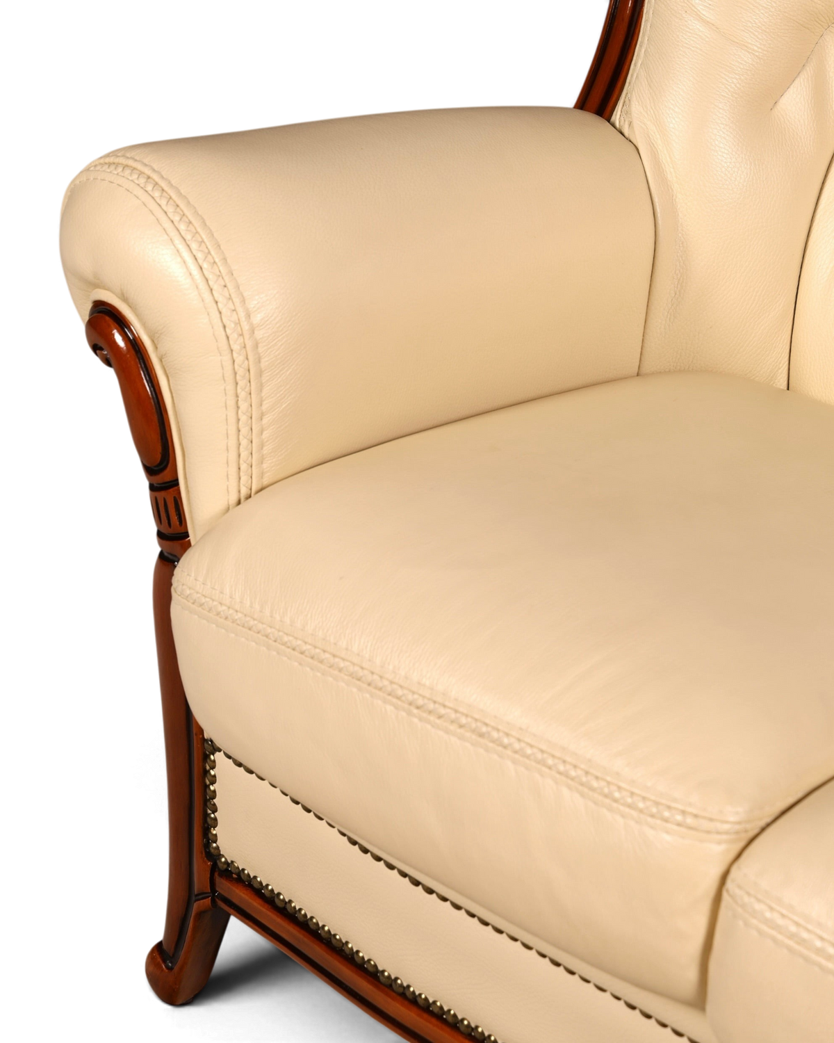 Hauptstadt Möblerei H898 Ledersofa in Creme mit dunklen Holzverzierungen und Ziernägeln