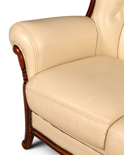 Hauptstadt Möblerei H898 Ledersofa in Creme mit dunklen Holzverzierungen und Ziernägeln