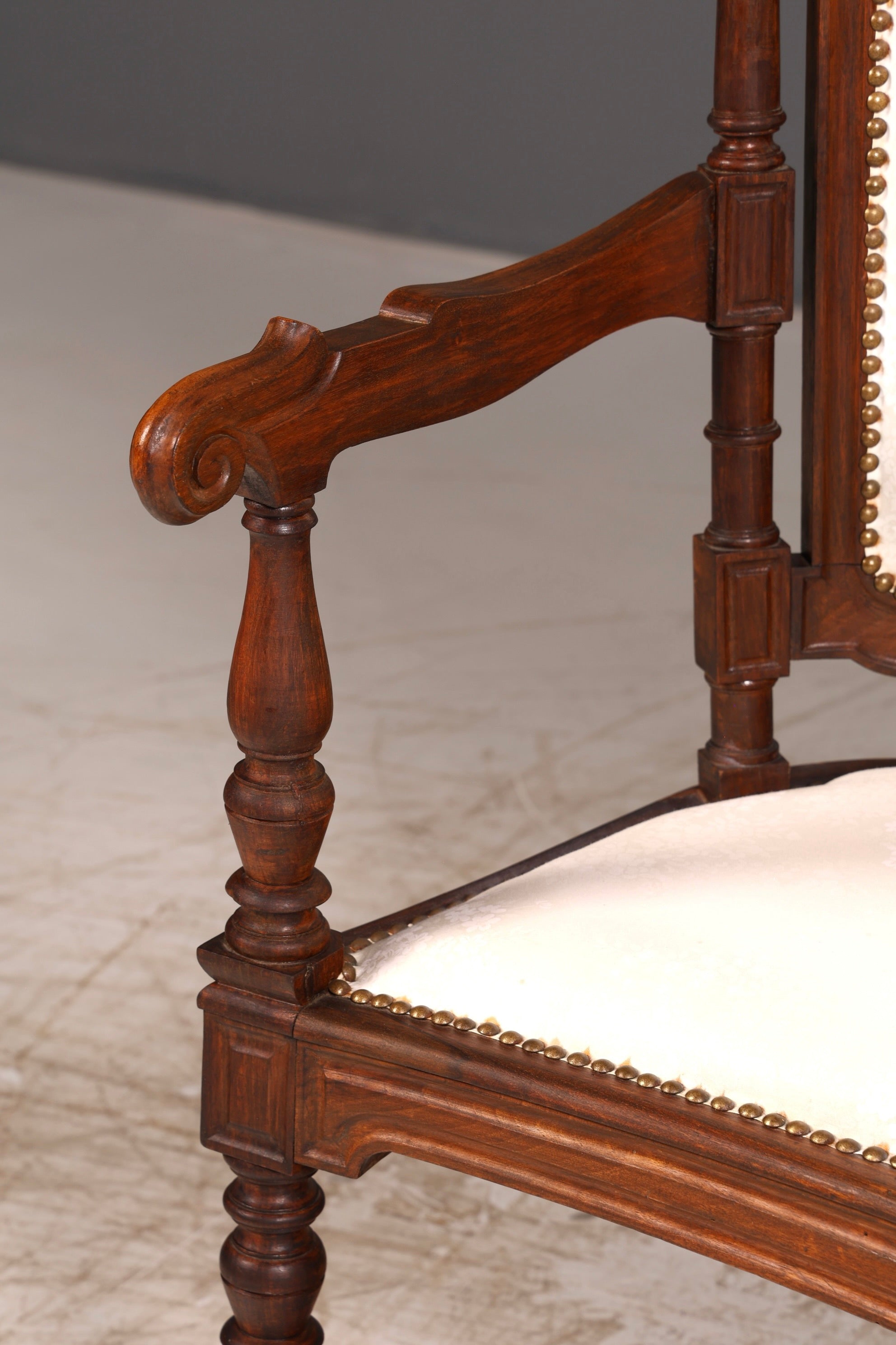 Élégante banquette néorenaissance, canapé ancien de l’époque Gründerzeit, banquette rembourrée, banquette de salon