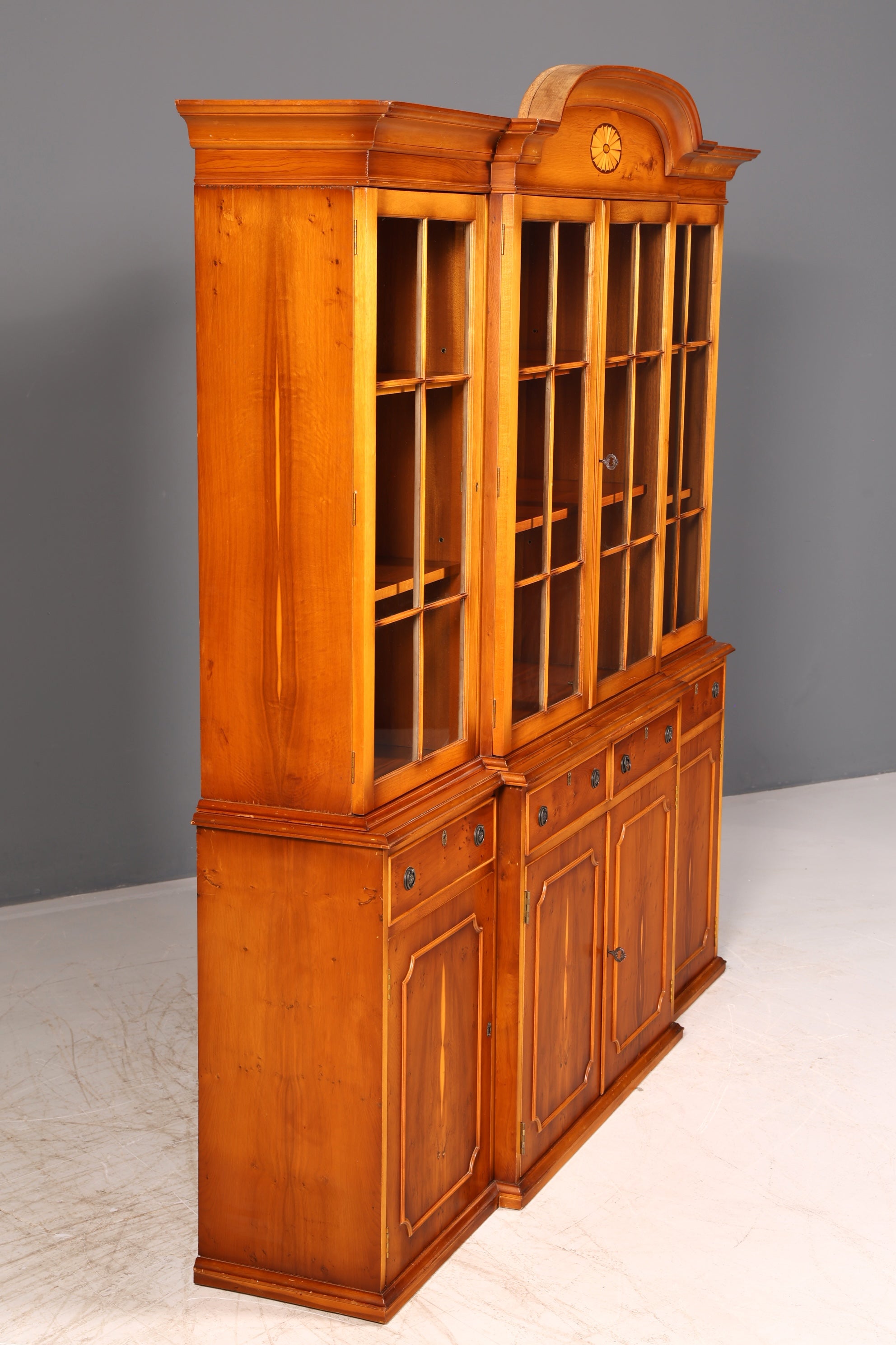 Wunderschöne Englische Vitrine Bücherschrank Eibe Bibliothek Glasvitrine Buffet Vitrinenschrank Antik