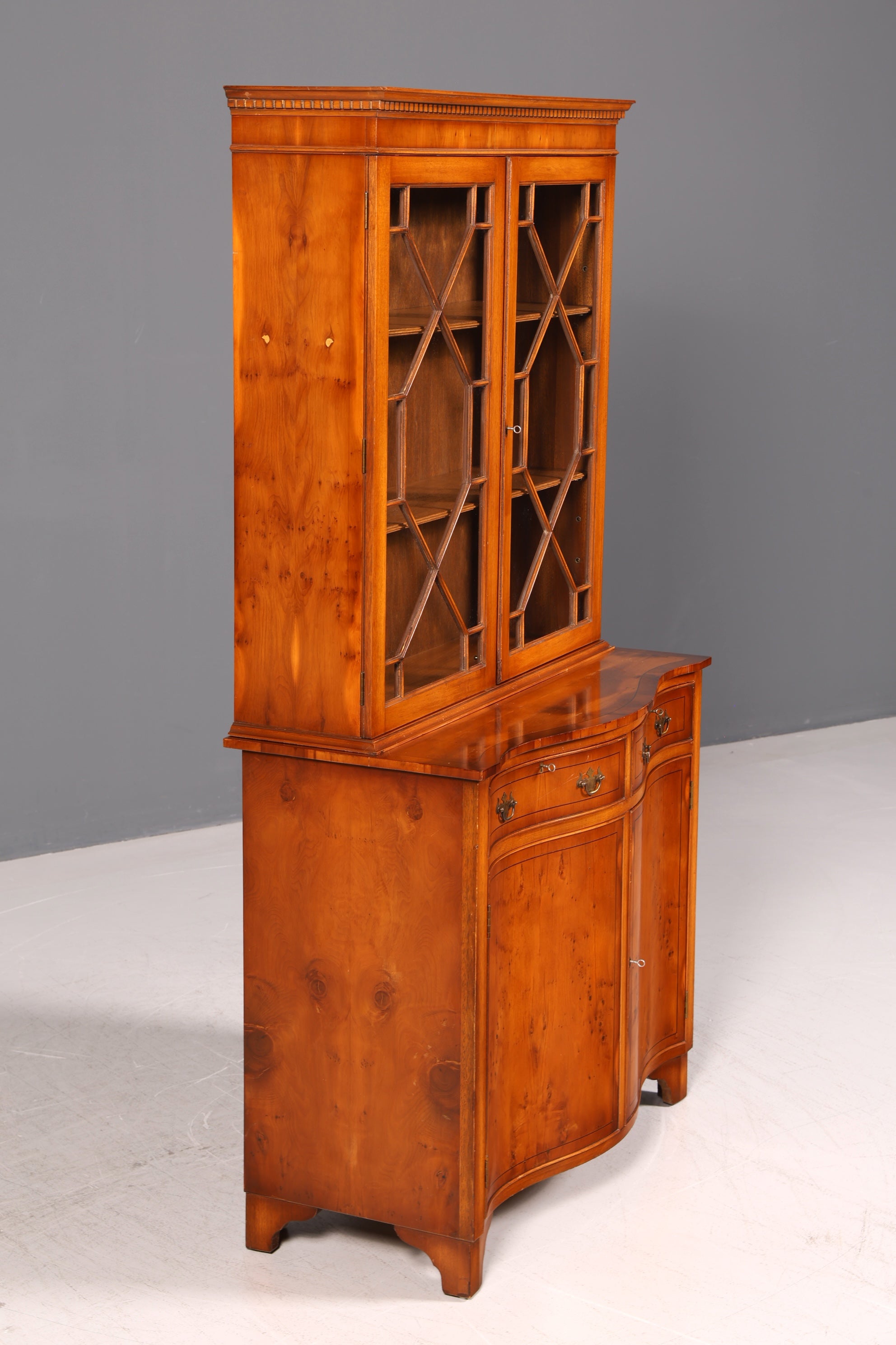 Wunderschöne Englische Vitrine Bücherschrank Eibe Aufsatzschrank Glasvitrine Buffet Sideboard Bibliothek