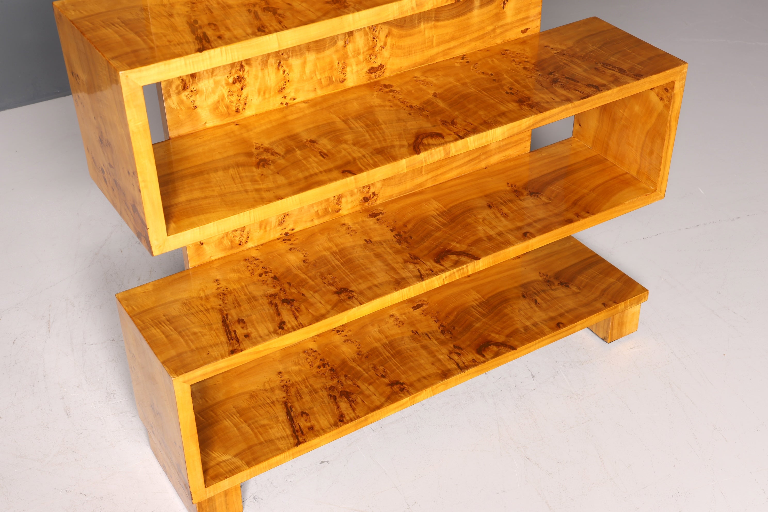 Bibliothèque en bouleau de style Art Déco onirique, meuble de luxe, étagère culte.