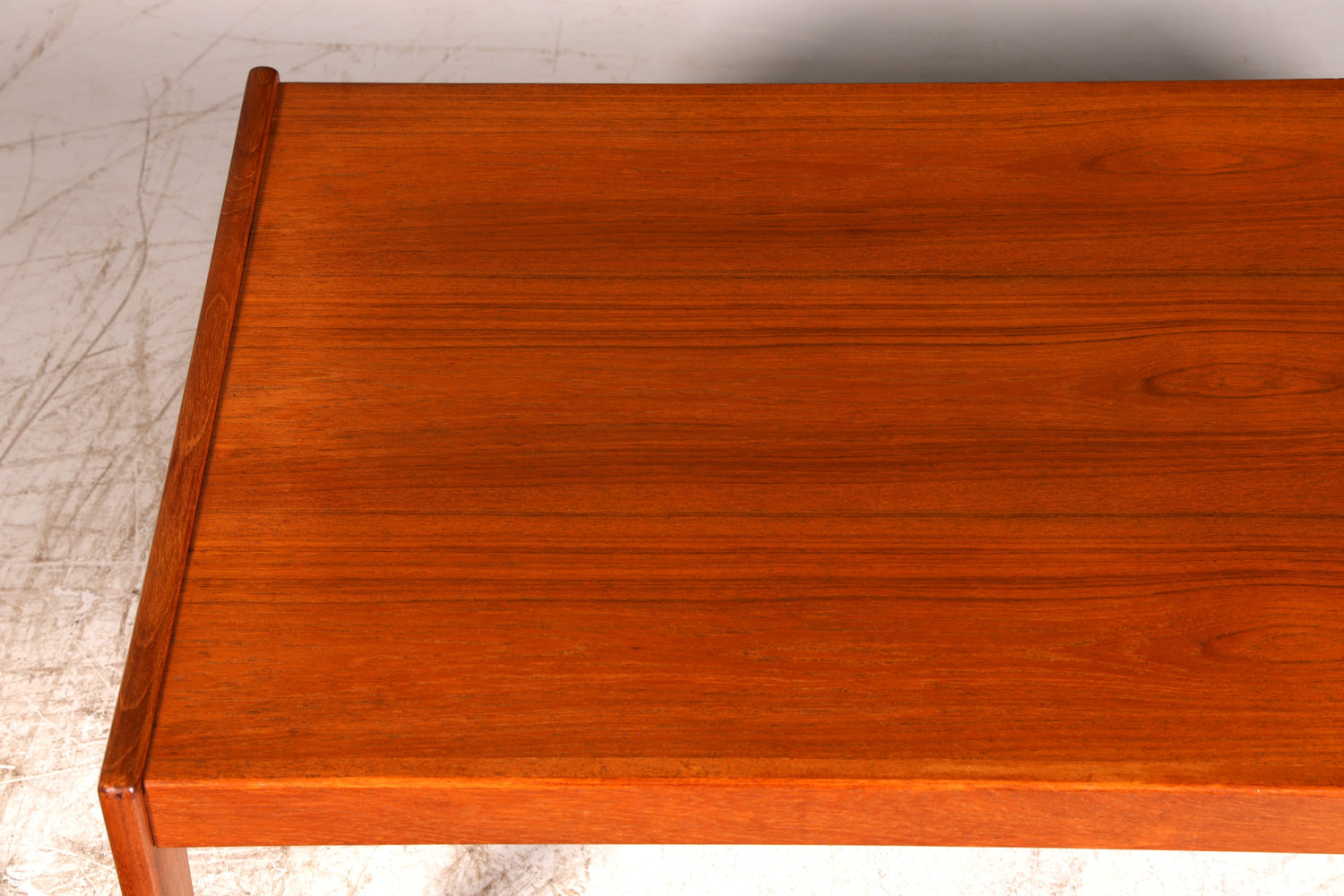 Magnifique table basse moderne du milieu du siècle en teck, table d’appoint rétro vintage, table basse des années 70 pour le salon