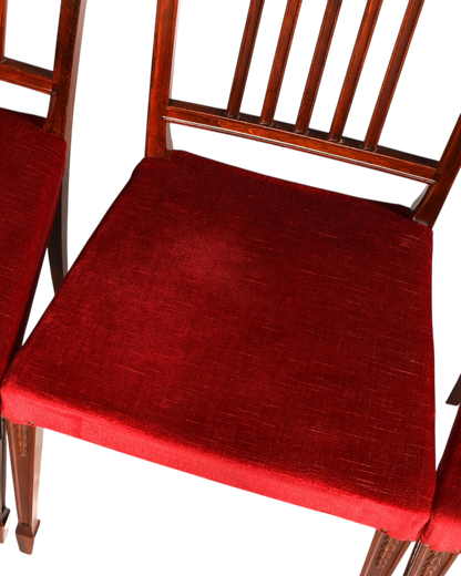 Hauptstadt Möblerei Set aus zwei antiken Holzstühlen im Gustavianischen Stil mit roter Polsterung