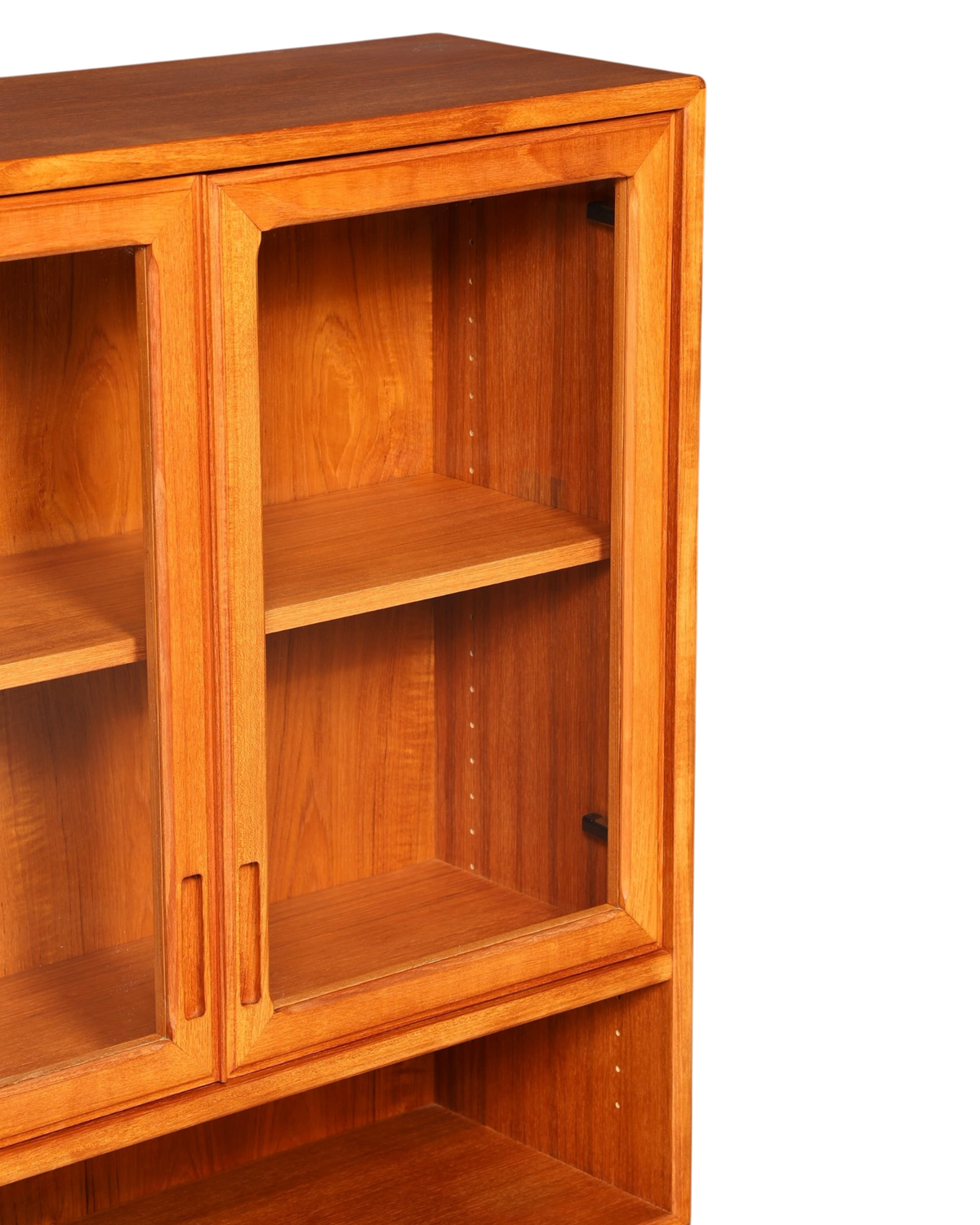 Hauptstadt Möblerei H947 Vitrinenschrank aus Teakholz mit Glastüren und verstellbaren Regalböden