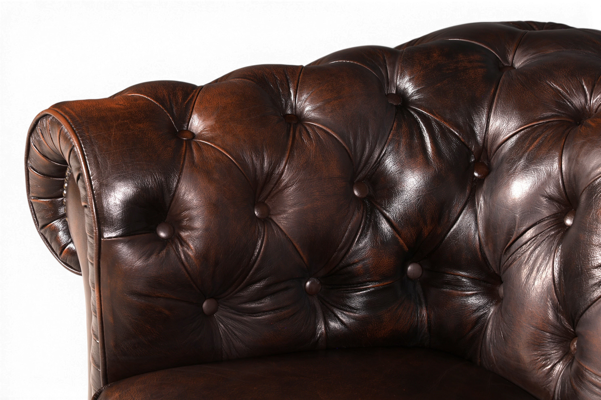 Hauptstadt Möblerei Chesterfield Sofa aus braunem Echtleder mit klassischer Knopfheftung und geschwungener Armlehne