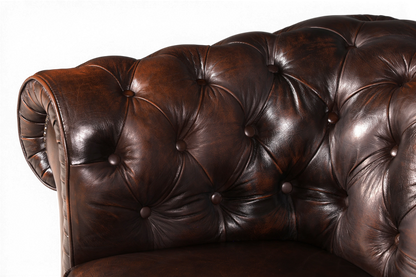 Hauptstadt Möblerei Chesterfield Sofa aus braunem Echtleder mit klassischer Knopfheftung und geschwungener Armlehne