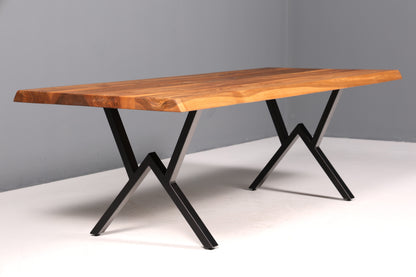 Belle table en noyer massif, plateau à bords naturels, 240 cm x 95 cm, idéale pour la salle à manger ou la cuisine.