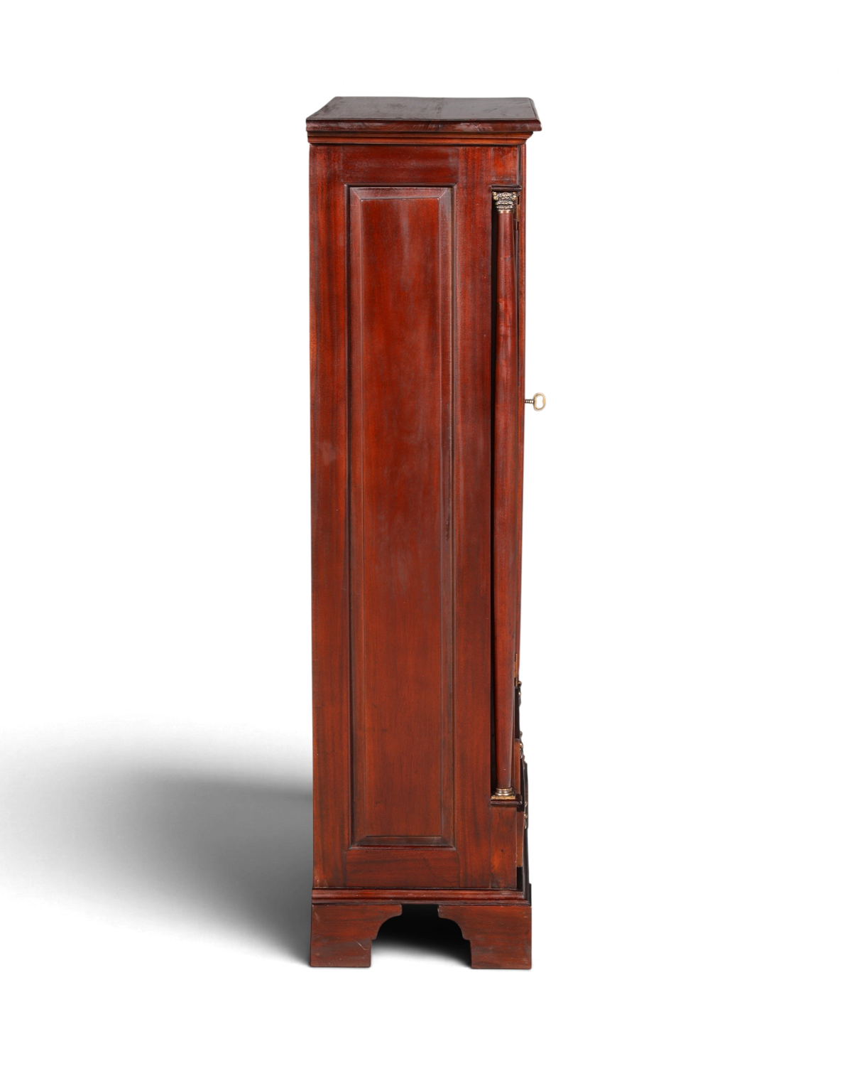 Hauptstadt Möblerei antiker Vitrinenschrank aus dunklem Holz mit klassischem Finish und filigranen Details