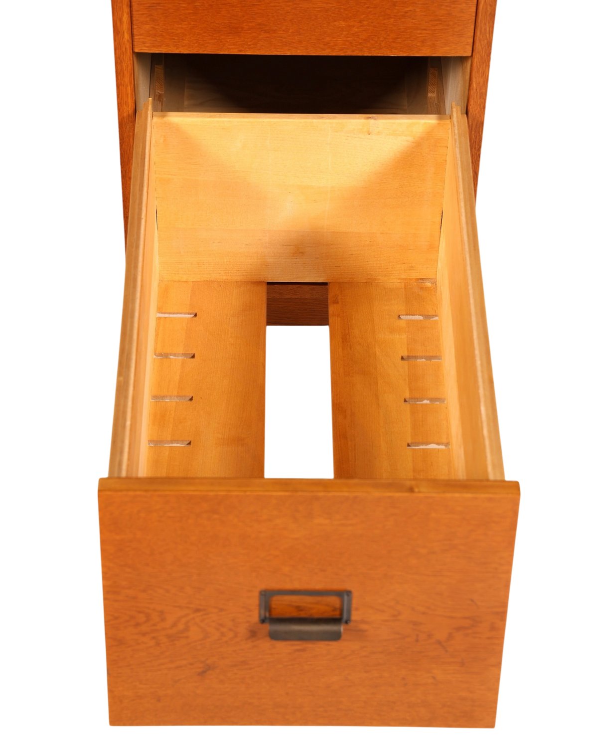 Hauptstadt Möblerei Mid Century Aktenschrank aus massivem Holz mit offener Schublade und Metallgriff
