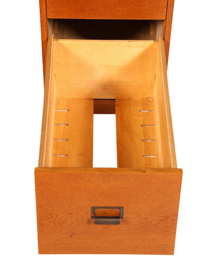 Hauptstadt Möblerei Mid Century Aktenschrank aus massivem Holz mit offener Schublade und Metallgriff