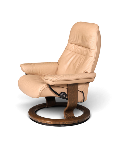 Hauptstadt Möblerei Stressless Sunrise Relaxsessel aus beigem Echtleder mit dunklem Holzgestell und Drehfunktion