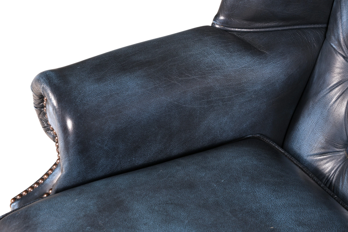 Hauptstadt Möblerei blaues Chesterfield 3-Sitzer Sofa aus Echtleder mit klassischer Knopfheftung und Ziernägeln