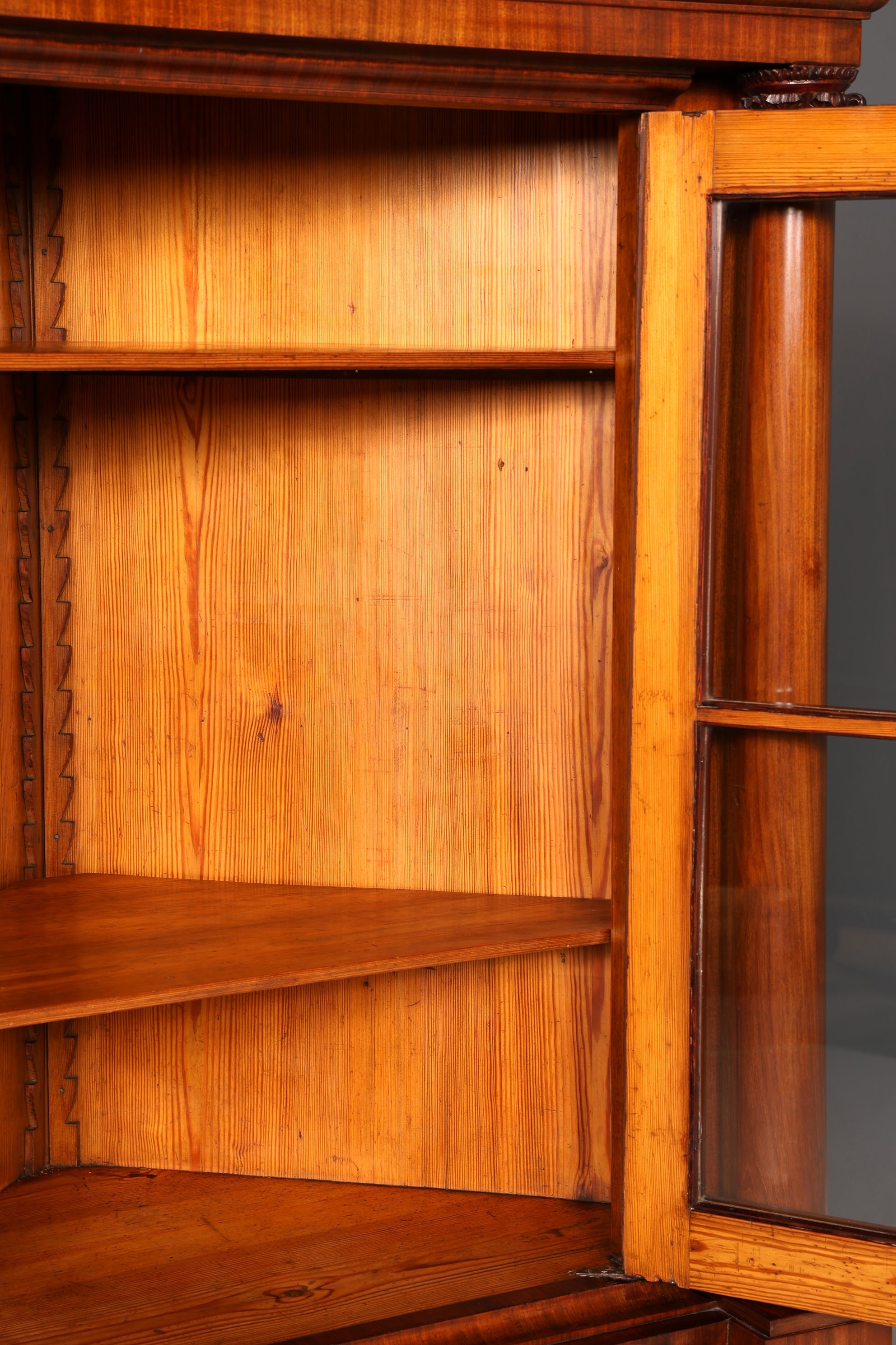 Wunderschöne Original Biedermeier Vitrine um 1820 Antiker Mahagoni Schrank Antik Säulen