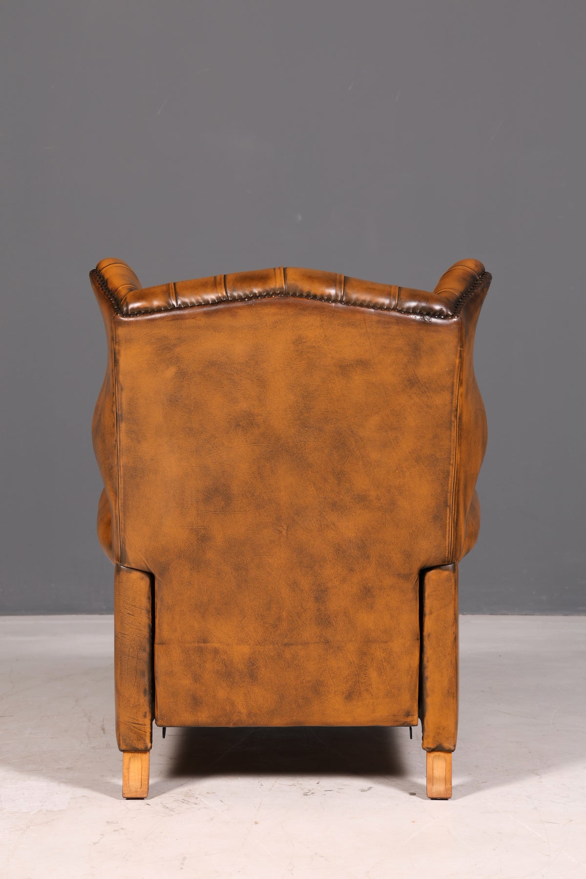 Magnifique fauteuil à oreilles Chesterfield original en cuir véritable anglais, fauteuil de maître, fauteuil relax inclinable, vintage