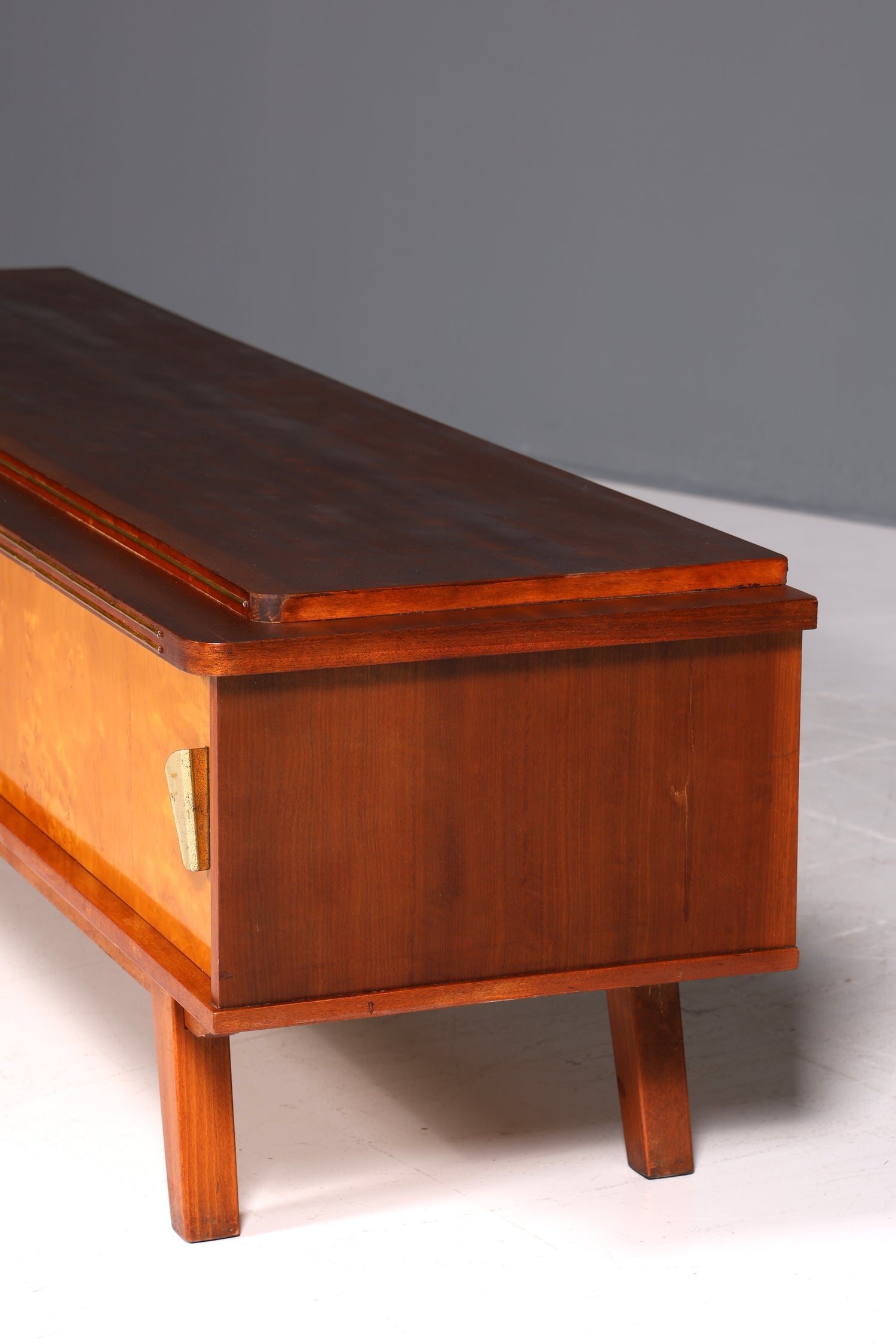 Buffet style années 50, meuble TV vintage, armoire à portes coulissantes années 60, planche à roulettes, planche basse rétro