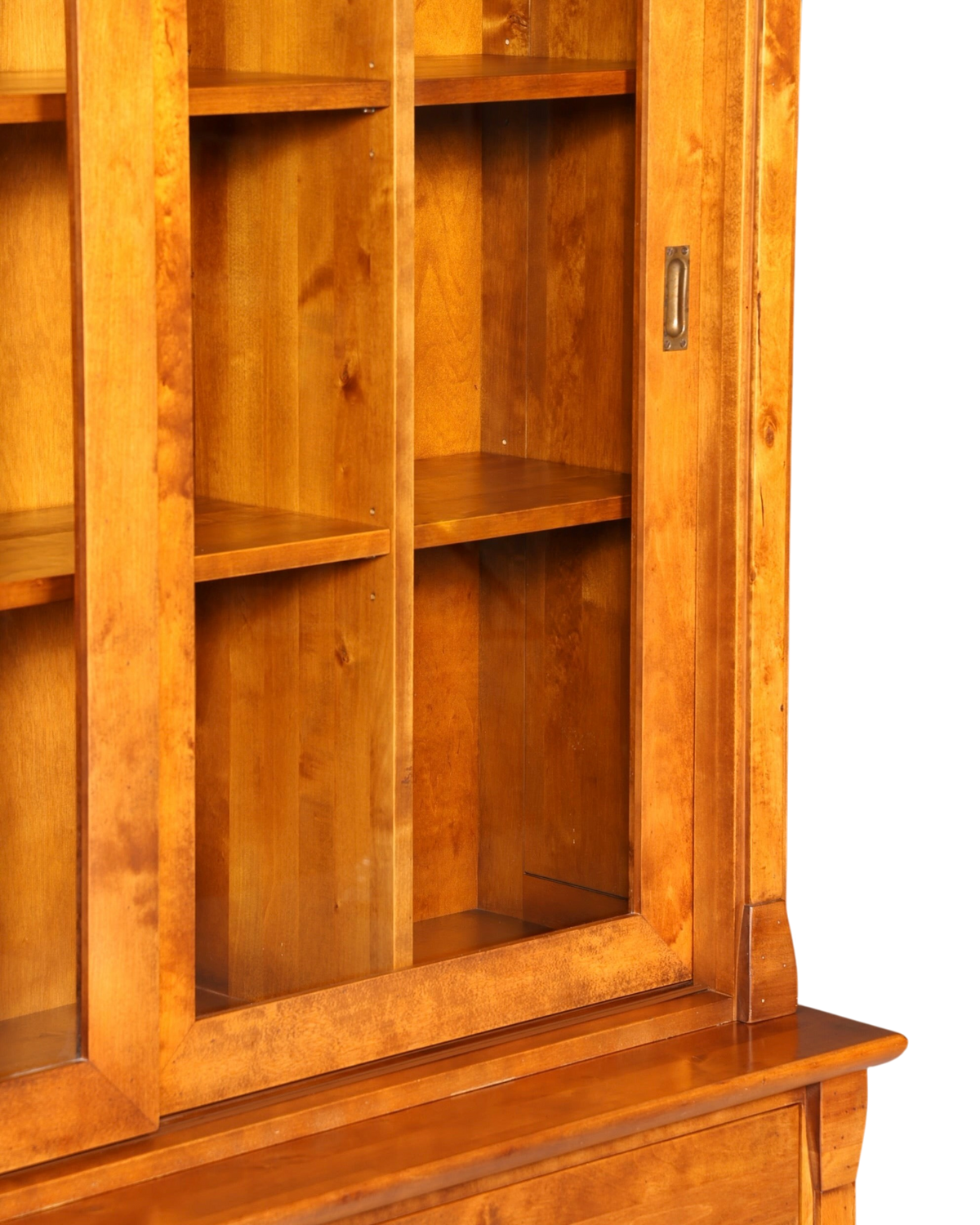 Hauptstadt Möblerei Vitrinenschrank aus honigfarbenem Massivholz mit Schiebetür und sichtbarer Holzmaserung