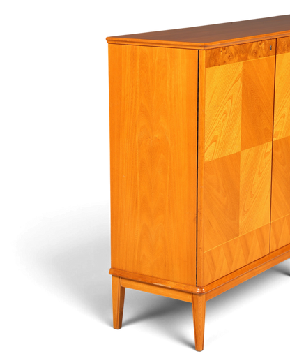 Hauptstadt Möblerei Mid Century Highboard aus massivem Holz mit markanter Maserung und eleganten konischen Beinen