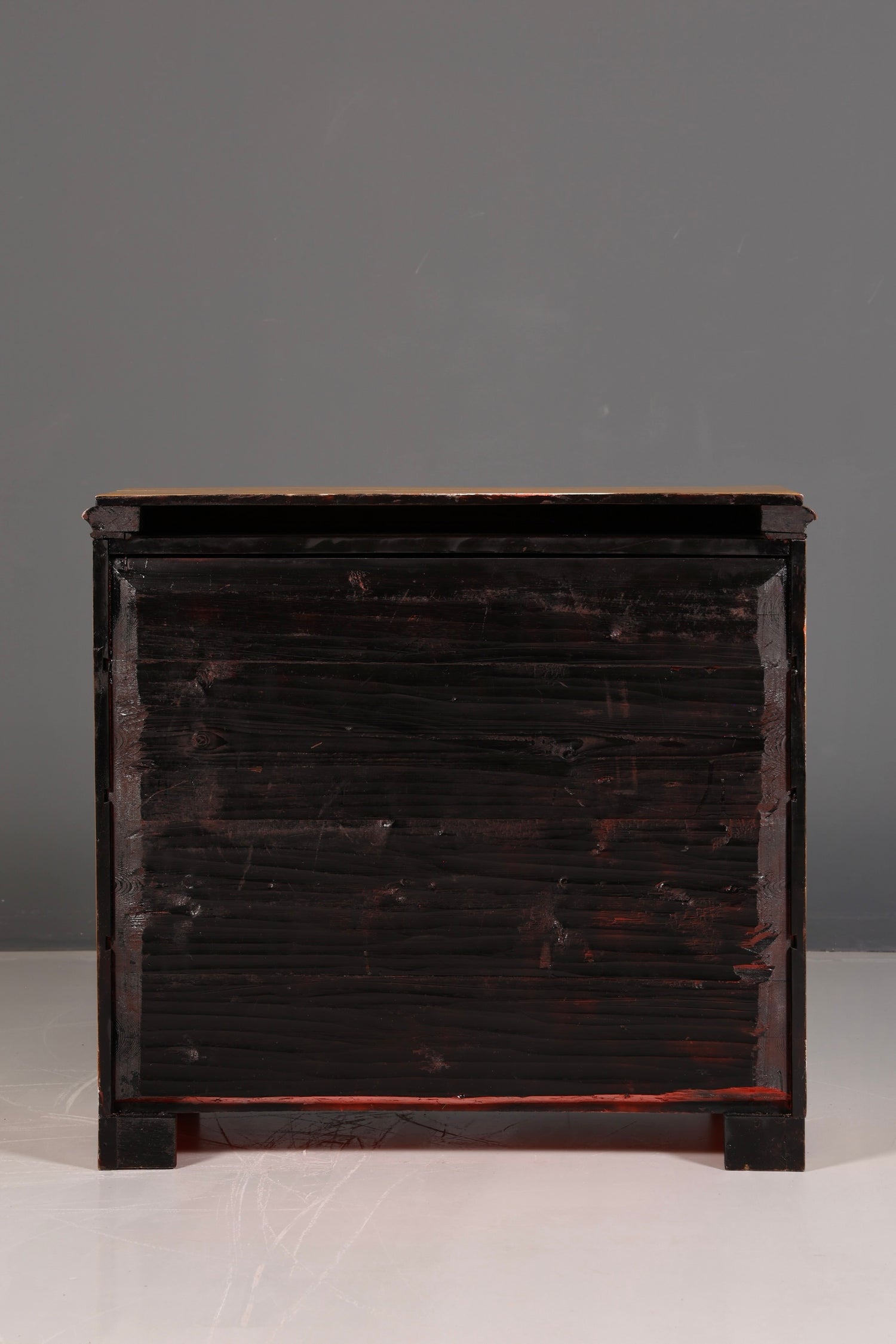 Élégante commode antique en bois tendre, commode à tiroirs, garnitures en laiton, bois massif vintage