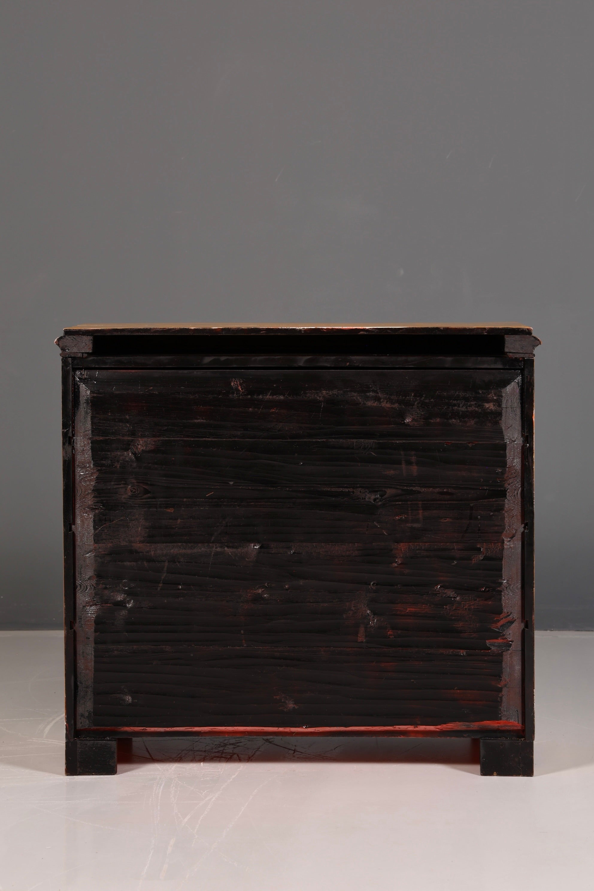 Élégante commode antique en bois tendre, commode à tiroirs, garnitures en laiton, bois massif vintage