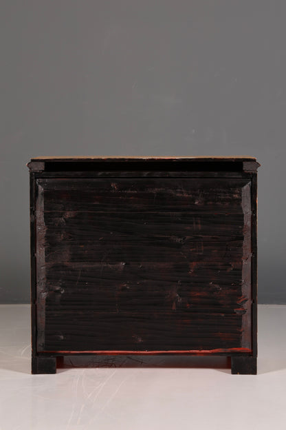 Élégante commode antique en bois tendre, commode à tiroirs, garnitures en laiton, bois massif vintage