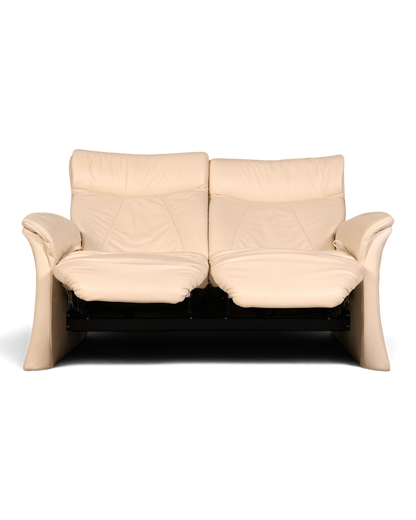 Hauptstadt Möblerei Zweisitzer-Sofa in Creme mit verstellbarer Relaxfunktion und weichem Lederbezug