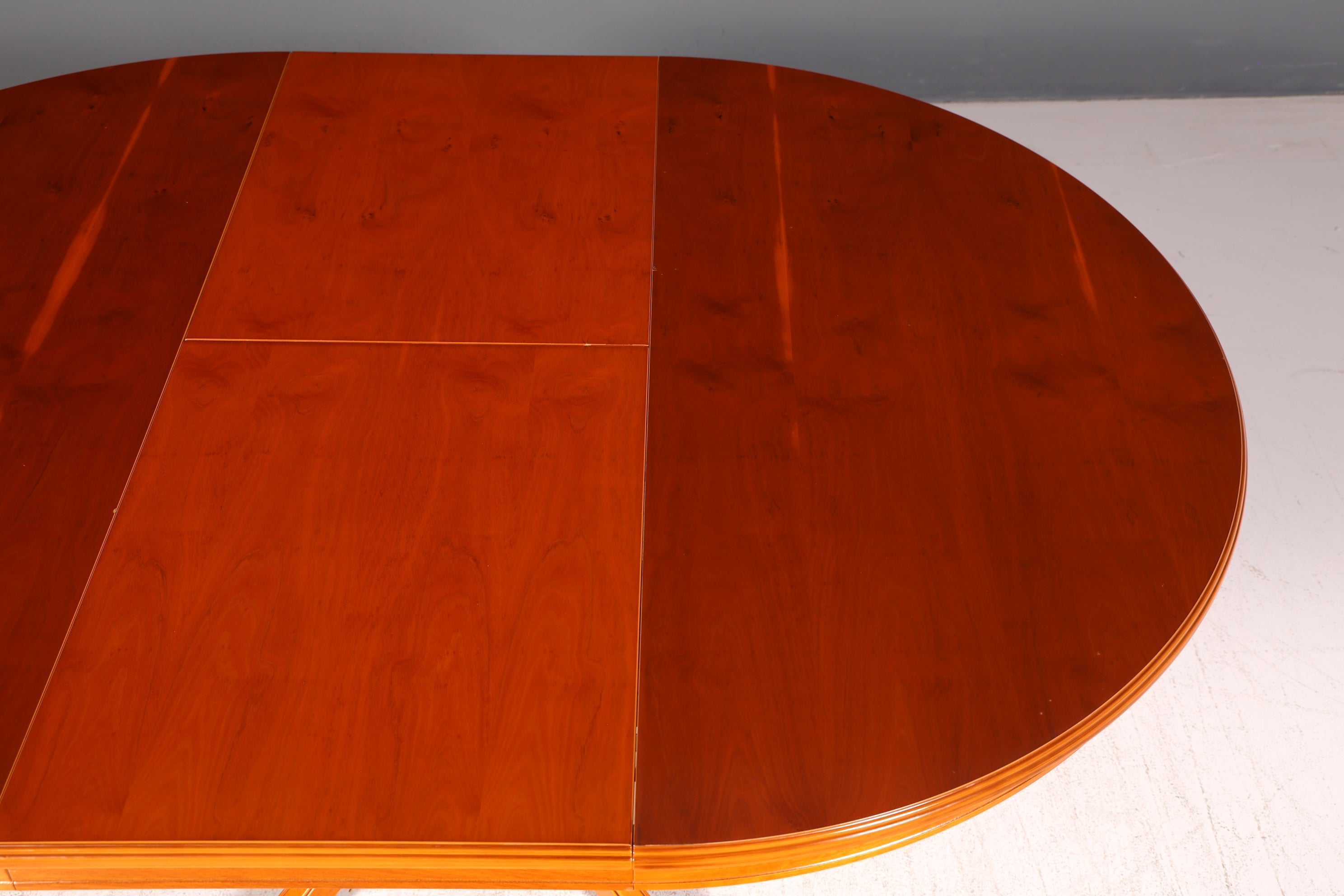 Beautiful English extendable round dining table antique style 60s kitchen table yew