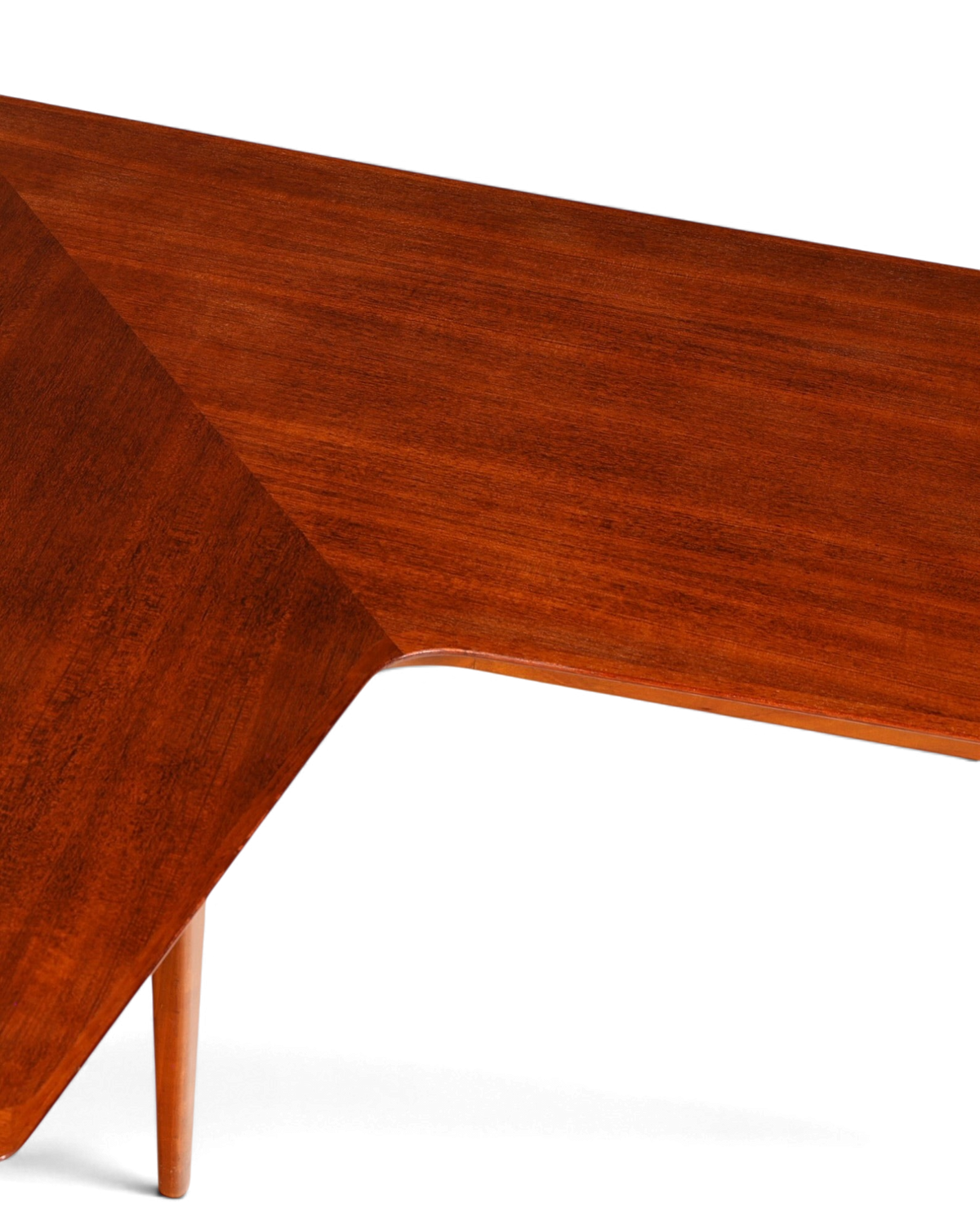 Hauptstadt Möblerei Mid-Century Couchtisch aus dunklem Holz mit eleganter, abgewinkelter Tischplatte