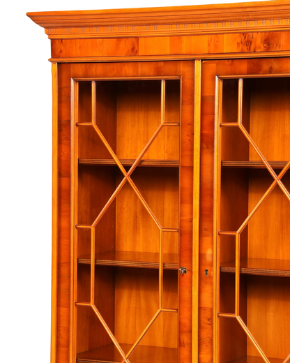 Hauptstadt Möblerei Heldense Vitrine aus Eibenholz mit markantem X-Muster in den Glastüren und höhenverstellbaren Böden