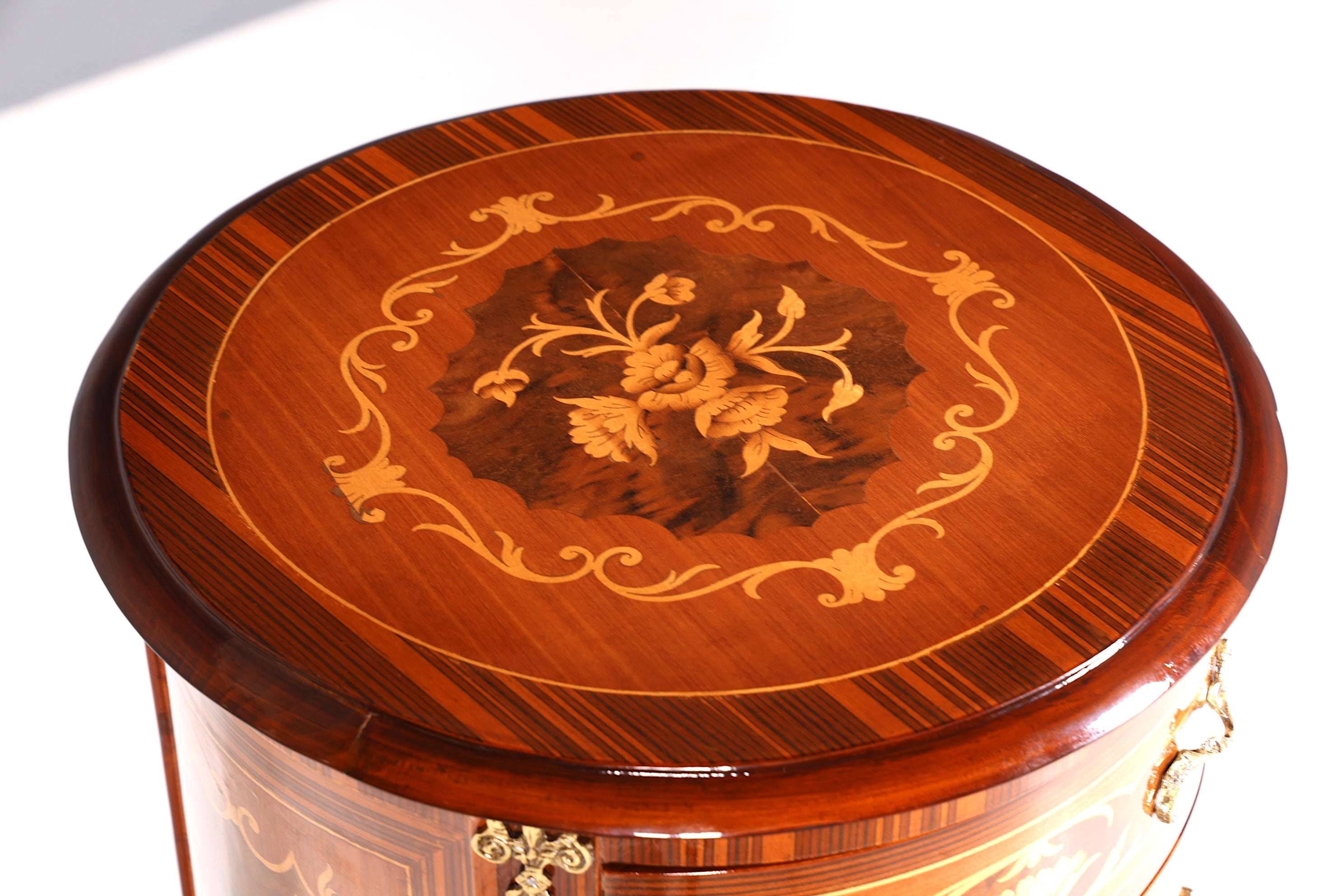 BA12-2 Finition Belle commode de style baroque avec incrustations