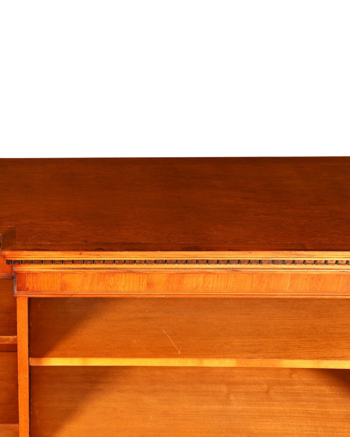 Hauptstadt Möblerei H960 Finish Regal aus warmem braunem Holz mit detaillierter Kantenverzierung
