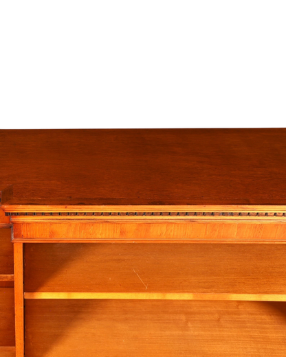 Hauptstadt Möblerei H960 Finish Regal aus warmem braunem Holz mit detaillierter Kantenverzierung