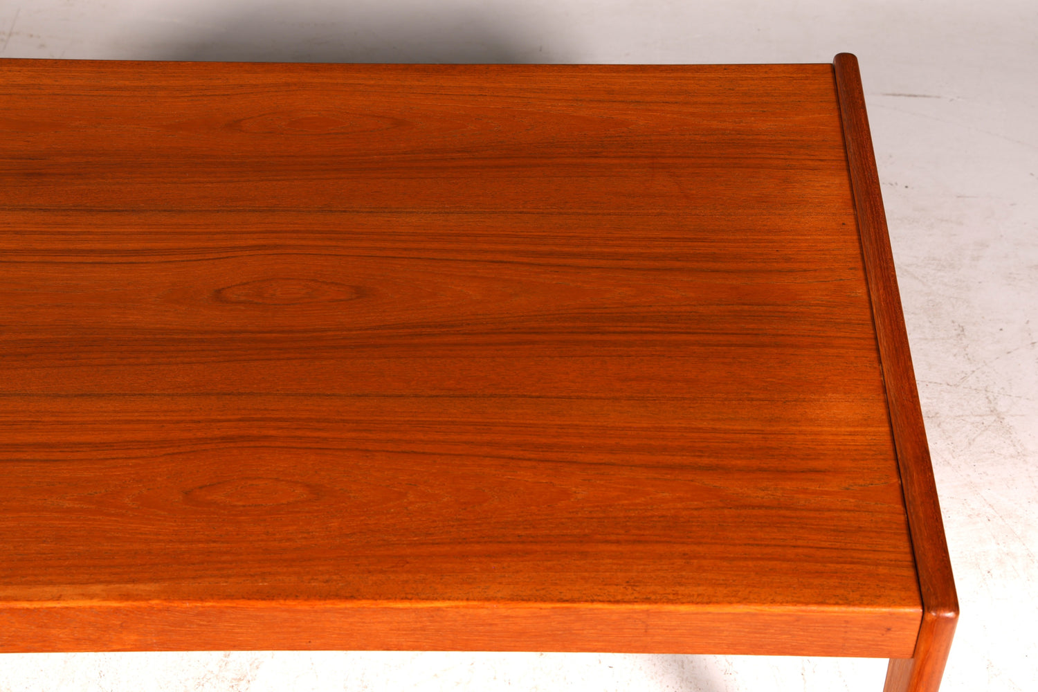 Magnifique table basse moderne du milieu du siècle en teck, table d’appoint rétro vintage, table basse des années 70 pour le salon