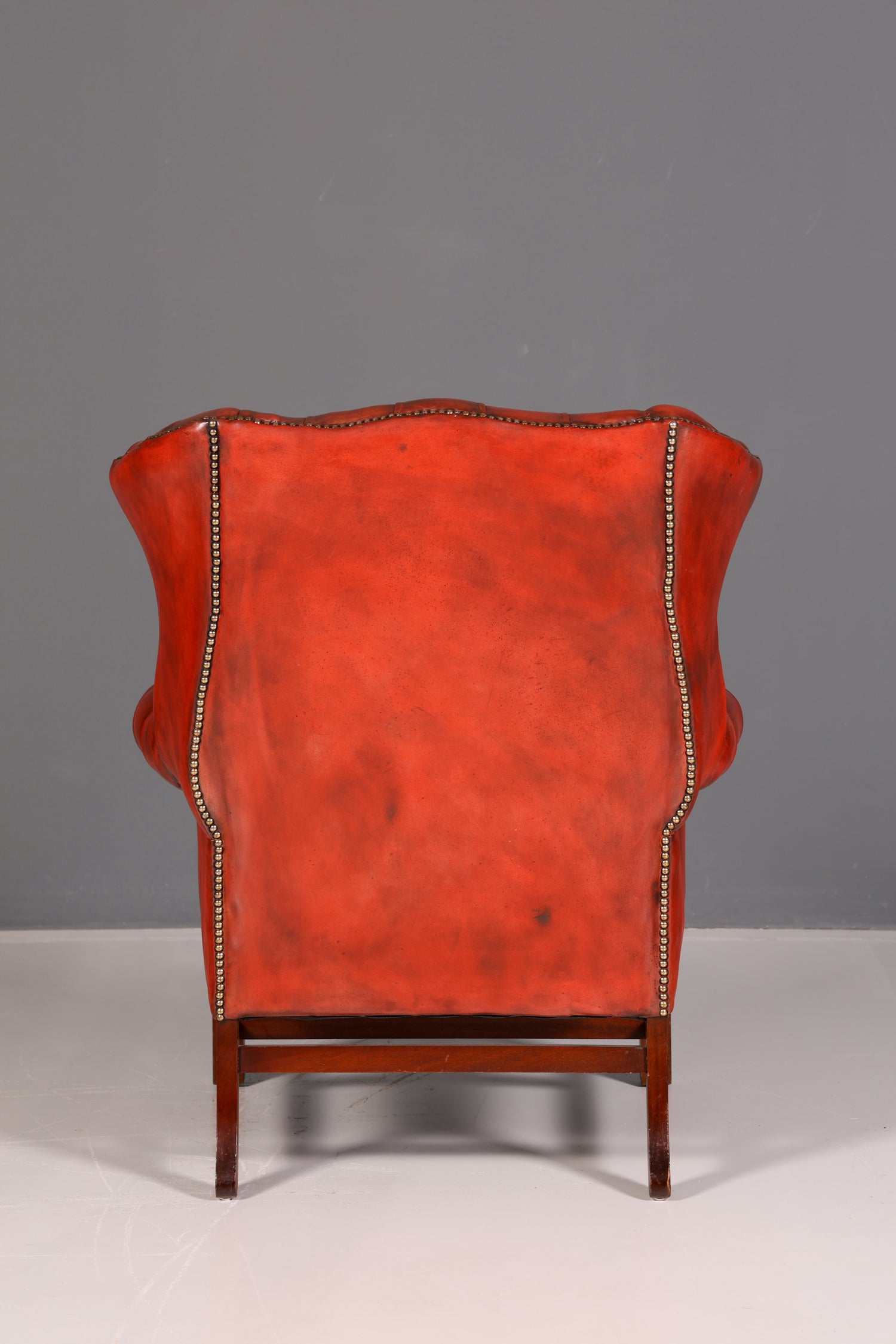 Fauteuil à oreilles Chesterfield original avec repose-pieds en cuir véritable, fauteuil anglais pour homme, fauteuil en cuir, antique et vintage