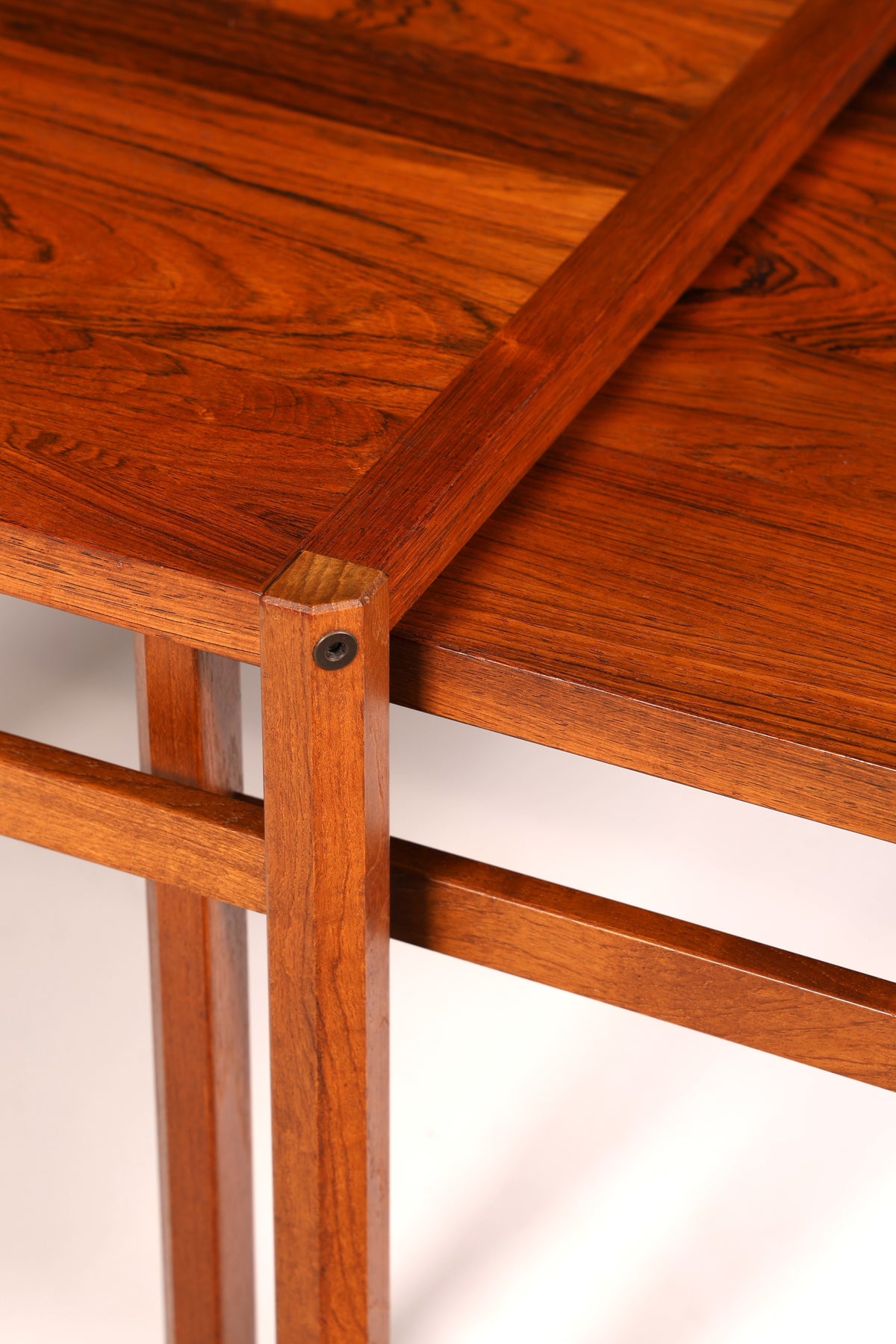Ensemble de tables d’appoint Filigranes Mid-Century, 2 pièces : table basse, table de rangement et tables gigognes vintage