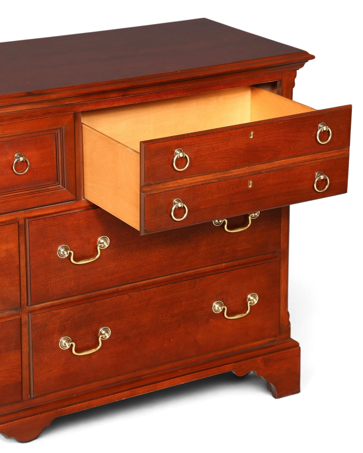 Hauptstadt Möblerei Drexel Heritage Kommode aus dunklem Holz mit sieben Schubladen und goldenen Beschlägen im Antikstil